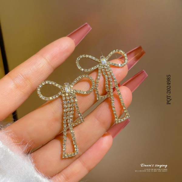 qt-985 Touch Of Glamour To Your Look With These Bow Shape Zircon Korean Earrings – Color Golden